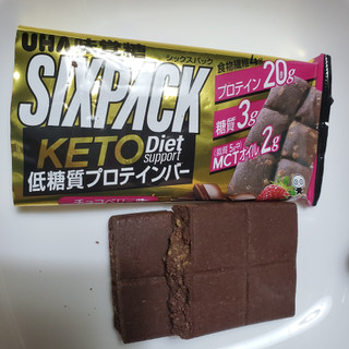 「UHA味覚糖 SIXPACK KETO Diet サポートプロテインバー ストロベリー味」のクチコミ画像 by レビュアーさん
