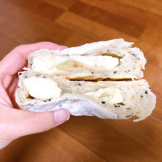 「セブンプレミアム ごまとチーズクリームのパン 袋1個」のクチコミ画像 by こつめかわうそさん