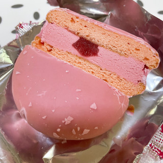 「ロッテ ピンクチョコパイアイス贅沢いちご 袋50ml」のクチコミ画像 by ぺりちゃんさん