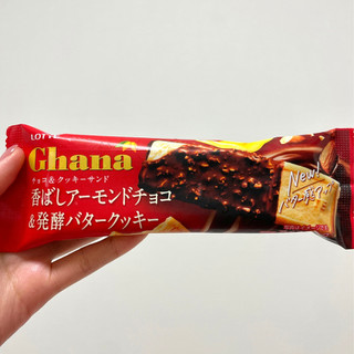 「ロッテ Ghana チョコ＆クッキーサンド 香ばしアーモンドチョコ＆発酵バタークッキー 袋1個」のクチコミ画像 by apricotさん