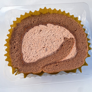 「セブン-イレブン カカオ72％のチョコ使用 ショコラロールケーキ」のクチコミ画像 by ぺりちゃんさん