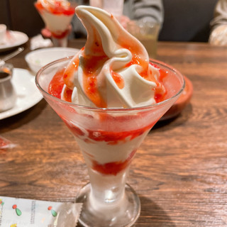 「びっくりドンキー 北海道ソフトクリーム イチゴソース」のクチコミ画像 by ぺりちゃんさん