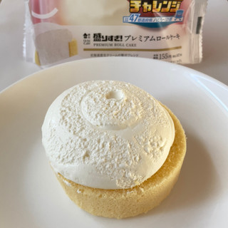 「ローソン Uchi Cafe’ 盛りすぎ！プレミアムロールケーキ」のクチコミ画像 by 芋っさんさん