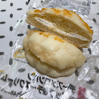 「ローソン チーズメロンパン ホイップ＆チーズクリーム」のクチコミ画像 by ぺりちゃんさん