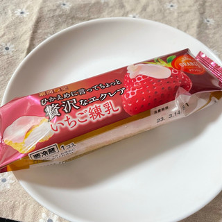 「オランジェ ひかえめに言ってちょっと贅沢なエクレア いちご練乳 袋1個」のクチコミ画像 by monikoさん