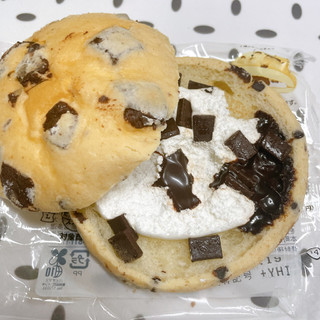 「ローソン チョコチップメロンパン ホイップ＆チョコクリーム」のクチコミ画像 by ぺりちゃんさん