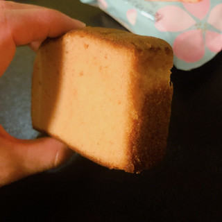 「ファミリーマート 桜のパウンドケーキ」のクチコミ画像 by こつめかわうそさん