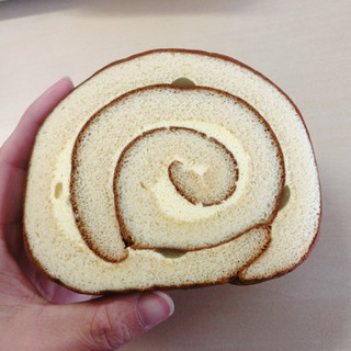 「リョーユーパン 鹿児島安納芋ロールケーキ 袋1個」のクチコミ画像 by こつめかわうそさん