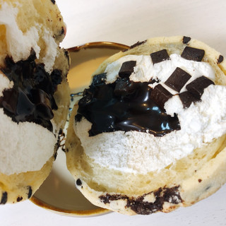 「ローソン チョコチップメロンパン ホイップ＆チョコクリーム」のクチコミ画像 by こつめかわうそさん
