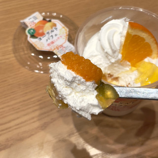 「ロピア ヨーグルトパフェ 柑橘ミックス」のクチコミ画像 by 芋っさんさん