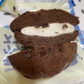 「ヤマザキ チョコチップ＆クッキークリームスフレ 1個」のクチコミ画像 by ぺりちゃんさん