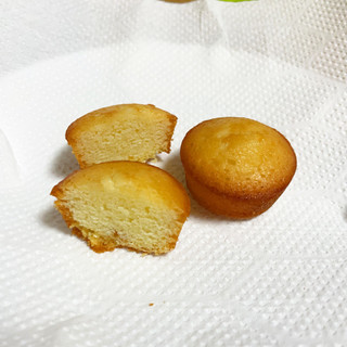 「ファミリーマート 2層のバターケーキ 2個入」のクチコミ画像 by monikoさん