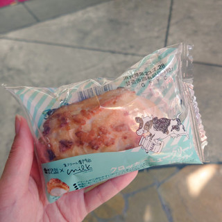 「ローソン Uchi Cafe’ × Milk クロッカンシュークリーム ミルククリーム」のクチコミ画像 by 果季口さん