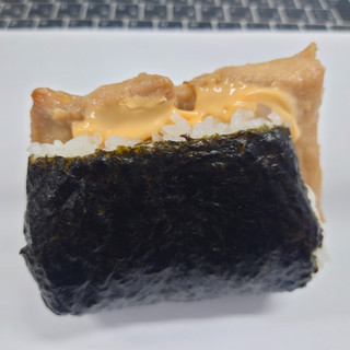 「ローソン 具！おにぎり はみ出す！チキンステーキ チーズ＆黒胡椒ガーリックマヨネーズ」のクチコミ画像 by tddtakaさん