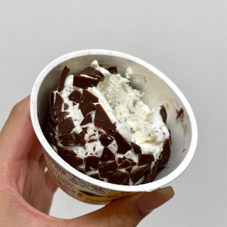 「赤城 セルフチョコレートクラッシュ クッキークリーム カップ150ml」のクチコミ画像 by apricotさん