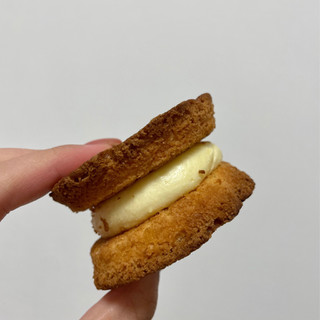 「ローソン Uchi Cafe’ ほろほろしたバタークッキーサンド」のクチコミ画像 by apricotさん