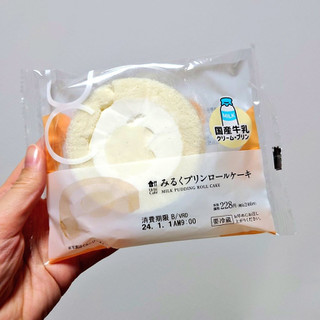 「ローソン Uchi Cafe’ みるくプリンロールケーキ」のクチコミ画像 by 果季口さん