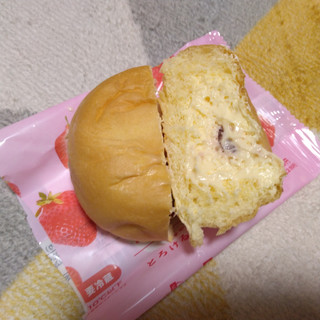 「八天堂 冷やして食べるとろけるくりーむパン 福岡あまおういちご」のクチコミ画像 by やっぺさん