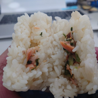 「ローソン おにぎり屋 だしおにぎり 鮭と野沢菜」のクチコミ画像 by tddtakaさん