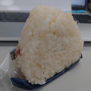 「ローソン おにぎり屋 だしおにぎり 鮭と野沢菜」のクチコミ画像 by tddtakaさん