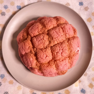「ファミリーマート ファミマルBakery あまおう苺のメロンパン」のクチコミ画像 by ゆるりむさん