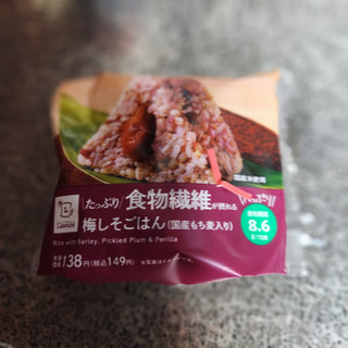 「ローソン たっぷり食物繊維が摂れる 梅しそごはんおにぎり 国産もち麦入り」のクチコミ画像 by レイコアラさん