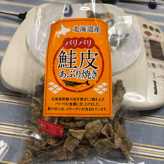 「長谷食品 北海道産 パリパリ鮭皮あぶり焼き 袋60g」のクチコミ画像 by まえひでさん