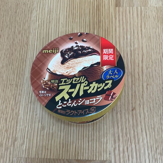 「明治 エッセル スーパーカップ 大人ラベル とことんショコラ カップ172ml」のクチコミ画像 by ころすけ2さん