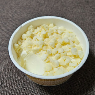 「森永 MOW PRIME 白いクッキー＆クリーム カップ105ml」のクチコミ画像 by 休日日記さん