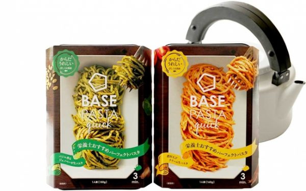 BASE PASTA quick 「バジル香るジェノベーゼ」（左）と「濃厚えびクリーム」（右）