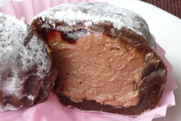 ハート型のチョコ大福はピンクのプリーツカップに包まれている。