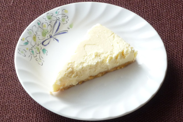 一見レアチーズケーキにも見える、焦げ目をつけずに白く焼き上げたベイクドチーズケーキ。