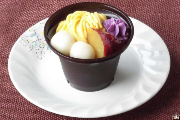 香ばしいほうじ茶ムースにサツマイモの餡ホイップや甘露煮、紫芋のホイップ、白玉、寒天、ホイップをあしらったパフェ。