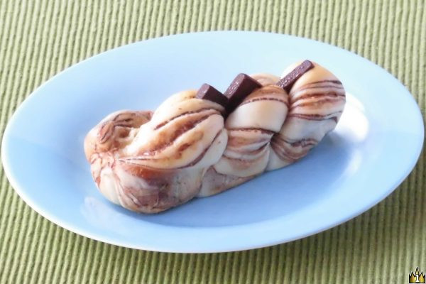 チョコを折り込んだ生地をひねってツイスト状に焼き上げ、真ん中に入れた切れ込みにチョコクリームを絞っていたチョコを挟んだ菓子パン。