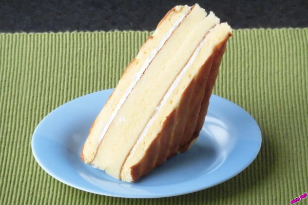 ふんわりシャルロット生地とスポンジケーキで北海道産牛乳入りのミルクホイップをサンドしてある。