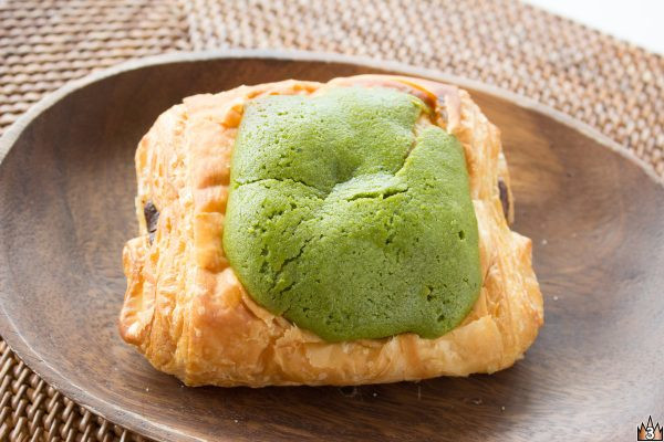 ダマンド生地に宇治抹茶を練り込んでチョコと一緒にパン生地で包み込み、また宇治抹茶入りダマンド生地をかぶせて焼き上げた。