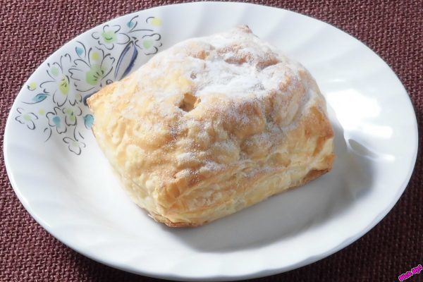 シュー生地の上にパイ生地を乗せて焼き上げ、北海道産ゆめむらさきの粒あんとホイップを詰めた和風シュークリーム。