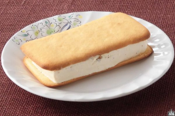 芳醇なラムレーズンアイスをバター風味のクッキーでサンドしたクッキーサンドアイス