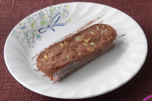 フランス産高級チョコも使って濃厚な、ザクザクナッツたっぷりのガトーショコラ