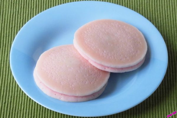 おなじみ「もちっとパンケーキ」に塩漬け桜葉入りの白あんをサンドしたもの。