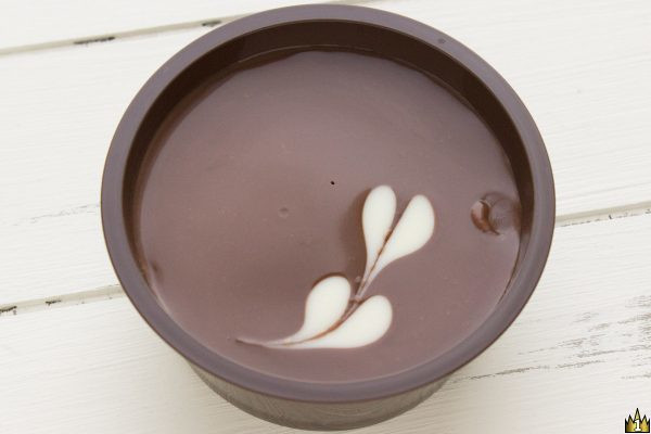 ラム酒の香りとナッツの食感が楽しめるガナッシュと、ビターなチョコを使用したケンズカフェ東京監修スイーツ。