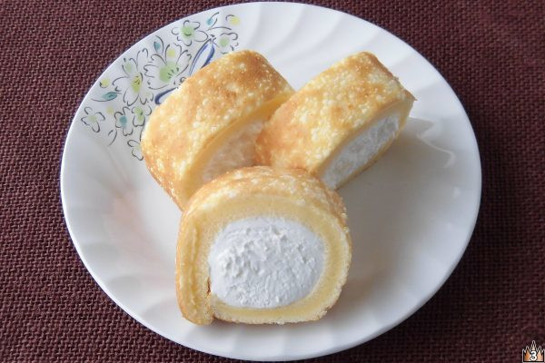 おなじみもち食感ロールにチーズパウダーをトッピング、クリームもほんのり塩味チーズ風味。