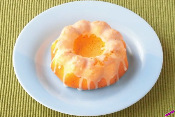 程よい甘さとたっぷりの卵感あるスポンジケーキに、ビターなカラメルを利かせた菓子パン。