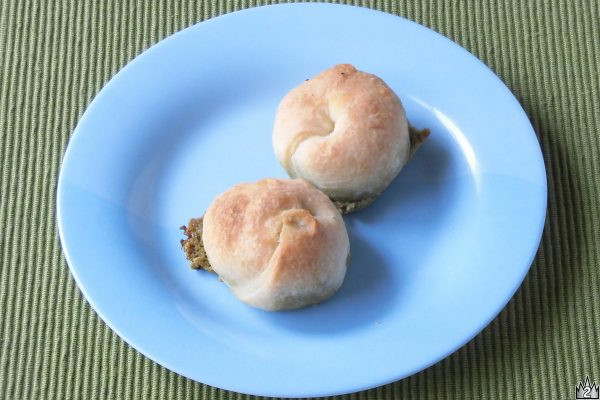 ホワイトチョコ・ホワイトチョコクランチ・抹茶パウダーを合わせて苦みを効かせたフィリングをさっくりパイ生地で包んで焼き上げたお菓子感覚のパイ。