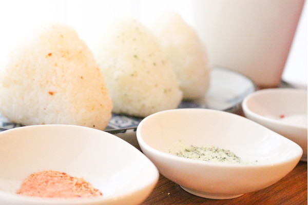 【意外とハマる】フレーバーソルトで作る進化形塩おにぎり！ パクチーや桜えびの塩でひと味違った体験を