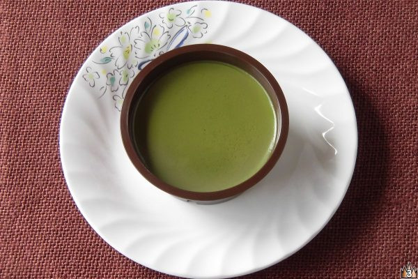 点てた抹茶をそのまま固めたようなしっとり深い緑。