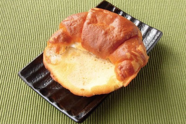 丸いケーキ生地の上に三日月形のクロワッサンが乗った形。