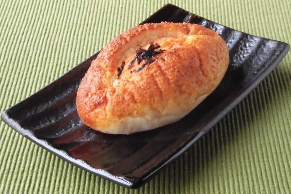 香ばしく焼けたパルメザンのつぶつぶ肌に、ピンクの明太ポテサラが一筋。