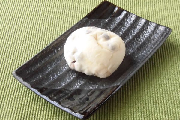 豆パンらしく、そこかしこに赤えんどうがちりばめられているのが透けて見えます。