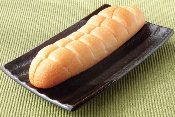 香ばしく焼き目のついた細長いパンにはちぎりやすいよういくつものくびれが。